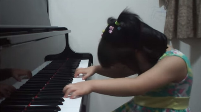Little girl is an excellent piano play for being just 3 years old