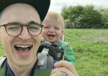 baby giggles when dad blows dandelions