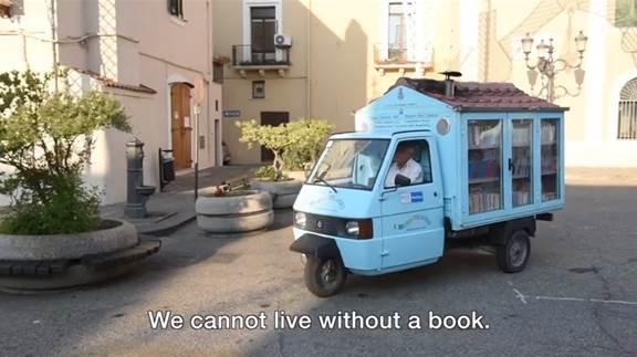 this mobile library looks super cute!