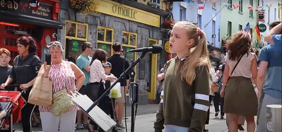 powerful street performance by teenage singer