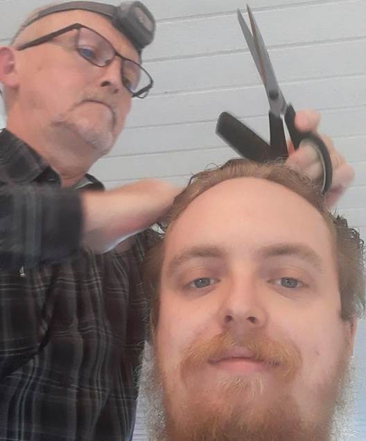 wholesome photos dad haircut